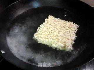 国产炸酱泡面测评视频网,口感与风味的深度解析