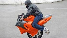 老外玩国产独轮摩托视频,老外体验国产独轮摩托，感受速度与激情